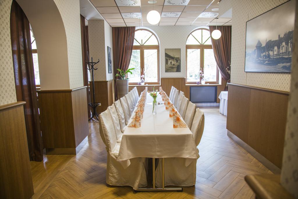 Hotel Eminent Zlate Moravce Luaran gambar