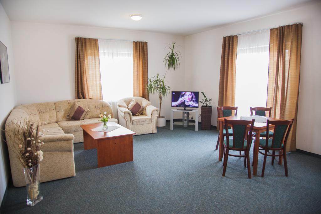 Hotel Eminent Zlate Moravce Luaran gambar