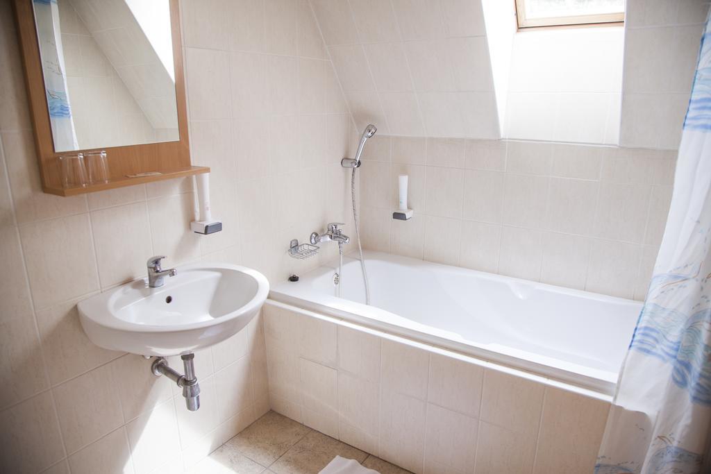 Hotel Eminent Zlate Moravce Luaran gambar